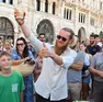 L’arrivo in piazza Unità di Nicolò tra i numerosi sostenitori (Bruni)