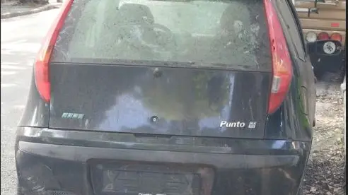 L'auto abbandonata