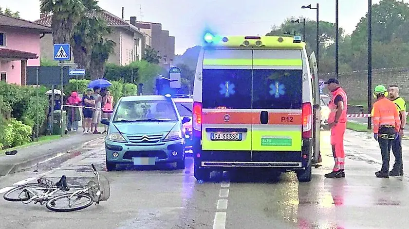 La bici sull’asfalto dopo l’impatto con la Citroen C3: l’anziano è deceduto in ospedale (foto Ambrosio PetrussI)