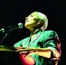 Serena Brancale sul palco durante un concerto