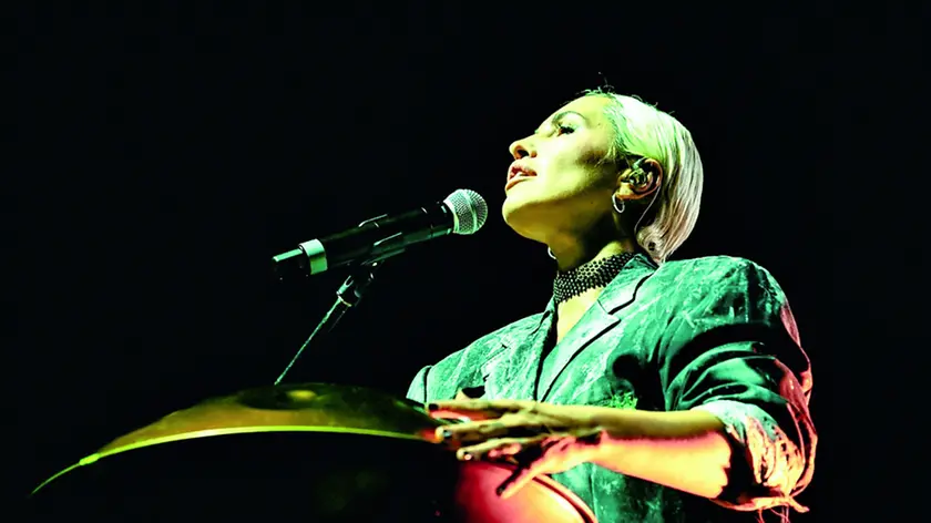 Serena Brancale sul palco durante un concerto