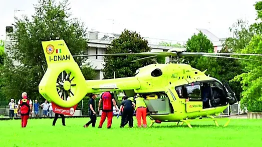 I soccorritori caricano la ferita a bordo dell'elicottero del pronto intervento (foto Brisotto / Petrussi)
