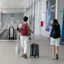 Al Trieste Airport un viaggiatore con trolley e zaino al seguito