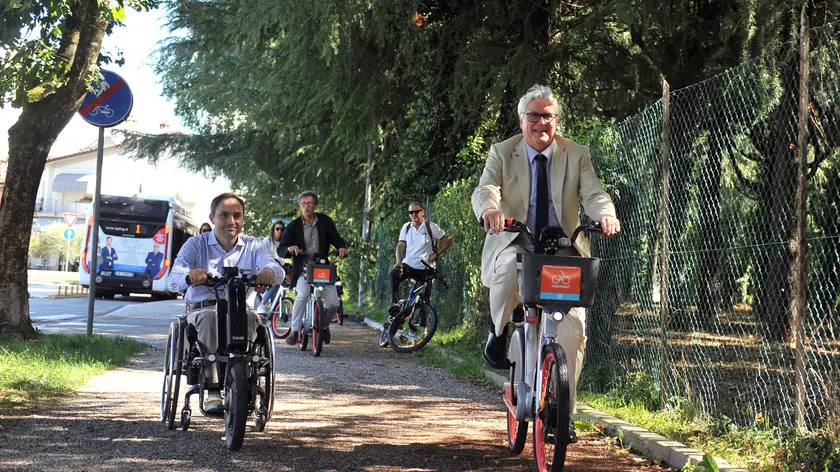 Da sinistra, l'assessore Marchiol e il sindaco De Toni sulla nuova ciclabile (foto Petrussi)