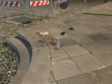 Sul luogo dell’aggressione, in piazza San Giacomo a Udine, il sangue perso dall’uomo accoltellato
