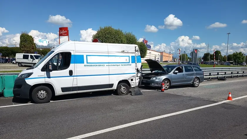 L'auto e il furgone tamponati dal camion a Pradamano