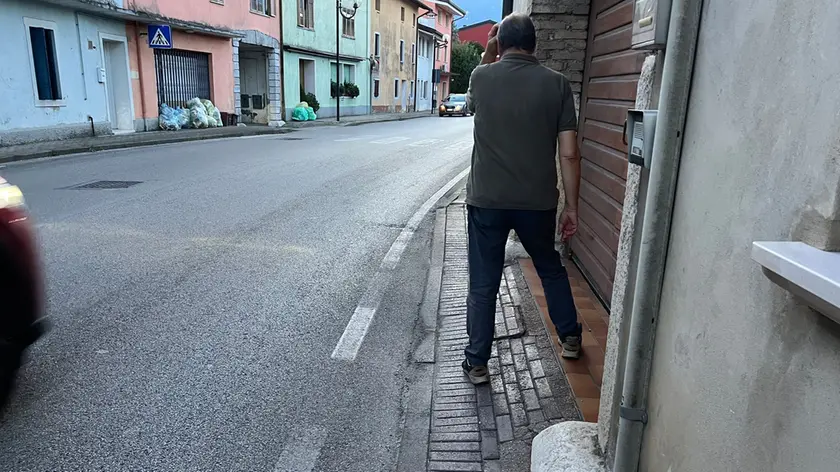 Una delle due pietre d’inciampo contestate: nella foto quella in via Dante