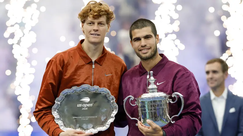 Jannik Sinner e Carlos Alcaraz durante le premiazioni a New York