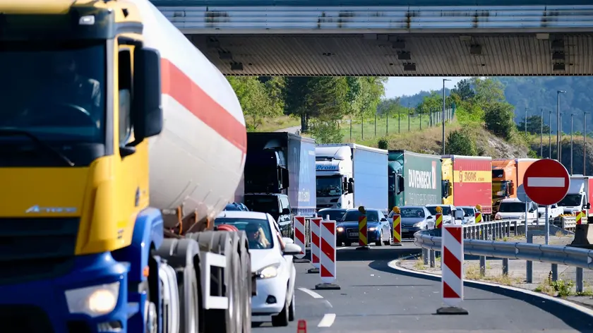 Traffico e code lunedì mattina, 8 settembre, a Fernetti. Foto Silvano