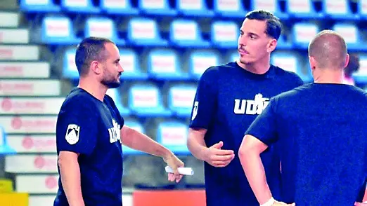 Coach Adriano Vertemati con capitan Alibegovic FOTO Petrussi