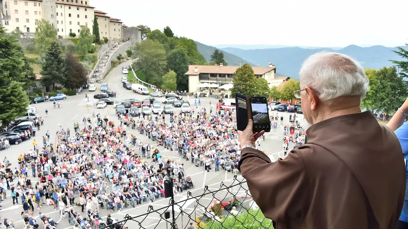Una veduta dall'alto della messa a Castelmonte. Foto Petrussi