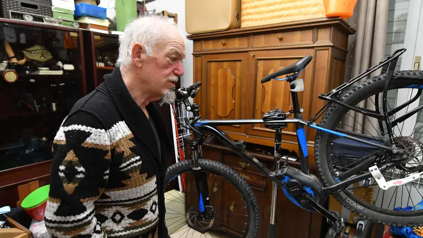 Sebastiano Visintin accanto alla sua bicicletta utilizzata il giorno della scomparsa della moglie Foto Bruni