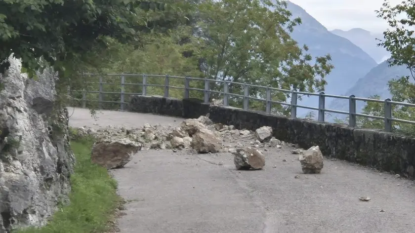 La frana caduta sulla ciclabile tra Caneva e Casanova