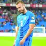 Sandi Lovric esce sconsolato dal campo dopo l’infortunio