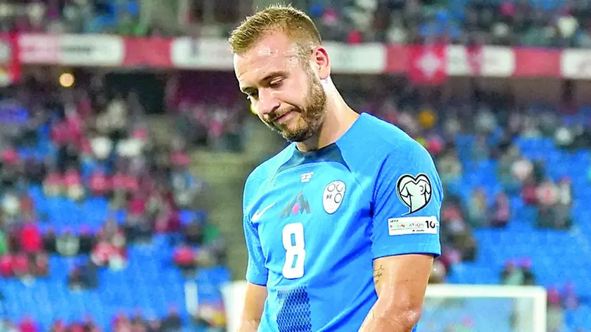Sandi Lovric esce sconsolato dal campo dopo l’infortunio