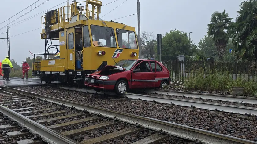 L'incidente tra un mezzo di servizio ferroviario e un'auto a Scodovacca di Cervignano