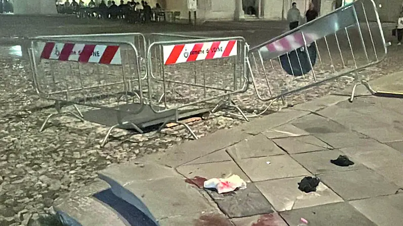Lo spicchio di piazza San Giacomo in cui è avvenuta l’aggressione al 33enne Gabriele Dusso