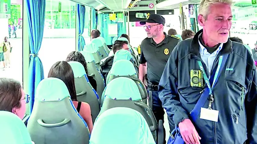 Le guardie giurate, dotate di bodycam, impegnate nei controlli a bordo dei mezzi e i nuovi tornelli installati sugli autobus urbani