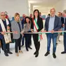 Il sindaco Juli Peressini al taglio del nastro del nuovo asilo di Passons insieme ai suoi assessori, la dirigente Loredana Giudice e Patrizia Pavatti, direttrice del servizio Istruzione della Regione foto petrussi