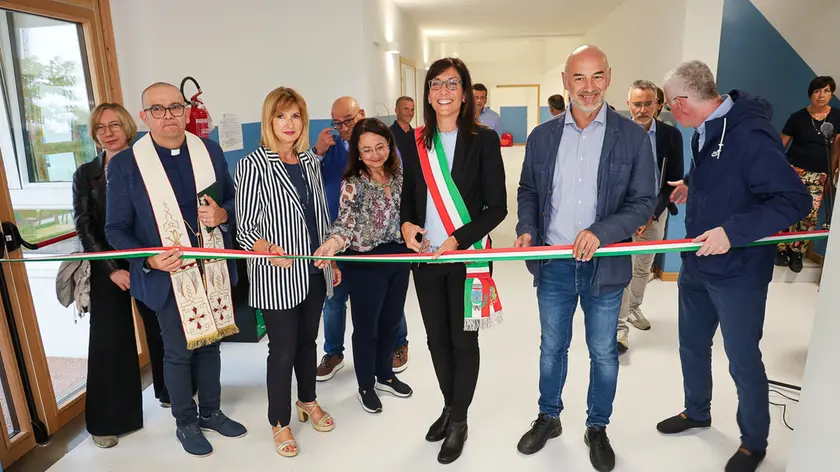 Il sindaco Juli Peressini al taglio del nastro del nuovo asilo di Passons insieme ai suoi assessori, la dirigente Loredana Giudice e Patrizia Pavatti, direttrice del servizio Istruzione della Regione foto petrussi