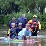 Bambini trasferiti dal campeggio Pino mare anche sui canotti
