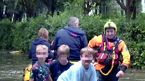 Bambini trasferiti dal campeggio Pino mare anche sui canotti