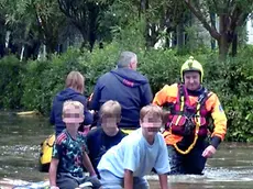 Bambini trasferiti dal campeggio Pino mare anche sui canotti