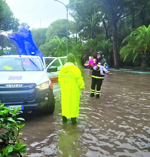 Numerosi i bambini che erano nelle case mobili portati in salvo