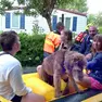 I vigili del fuoco portano i salvo le famiglie dal campeggio di Lignano