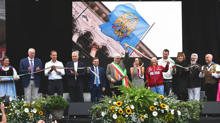 Con il tradizionale taglio del nastro alla Loggia del Lionello si è aperta l'edizione 2025 di Friuli Doc (foto Petrussi)