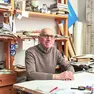 L’illustratore Giorgio Giaiotto al suo tavolo di lavoro (foto di Bartolomeo Rossi)
