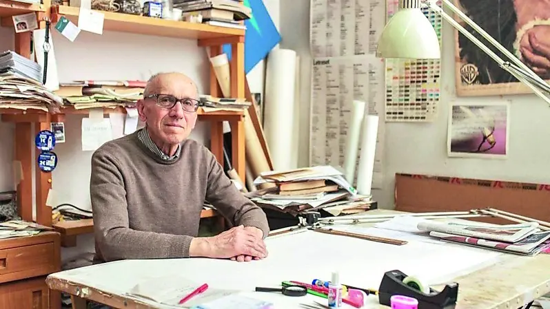 L’illustratore Giorgio Giaiotto al suo tavolo di lavoro (foto di Bartolomeo Rossi)