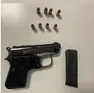 Le due pistole Beretta sequestrate dalla polizia