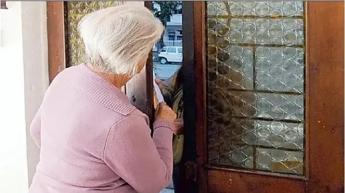 Anziana vittima della truffa del finto carabinieri (foto d'archivio)