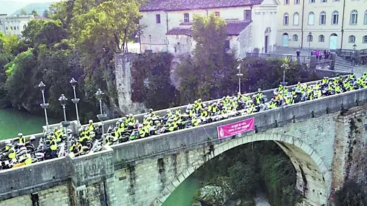 Il passaggio alla partenza sul Ponte del Diavolo a Cividale
