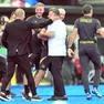Kosta Runjaic festeggiato dal suo staff al termine della gara dell’Arena Garibaldi. Foto Petrussi