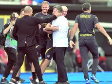 Kosta Runjaic festeggiato dal suo staff al termine della gara dell’Arena Garibaldi. Foto Petrussi