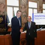 La stretta di mano tra il capo della polizia Vittorio Pisani (a sinistra), e il rettore dell'Università di Udine Roberto Pinton