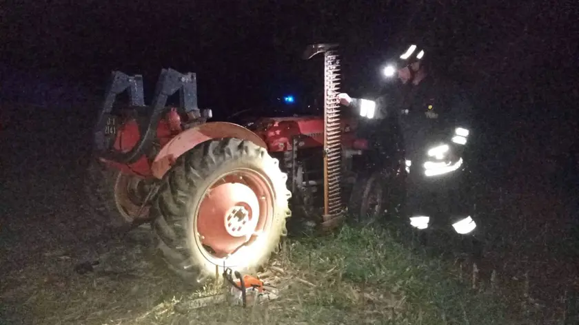 Un vigile del fuoco sul luogo dell'incidente mortale