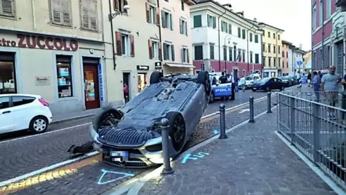 La Mercedes ribaltata in via Grazzano (foto Petrussi)