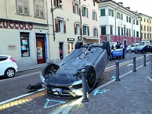 La Mercedes ribaltata in via Grazzano (foto Petrussi)