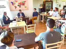 Il pubblico presente all’incontro organizzato al bar Chiamalo come vuoi