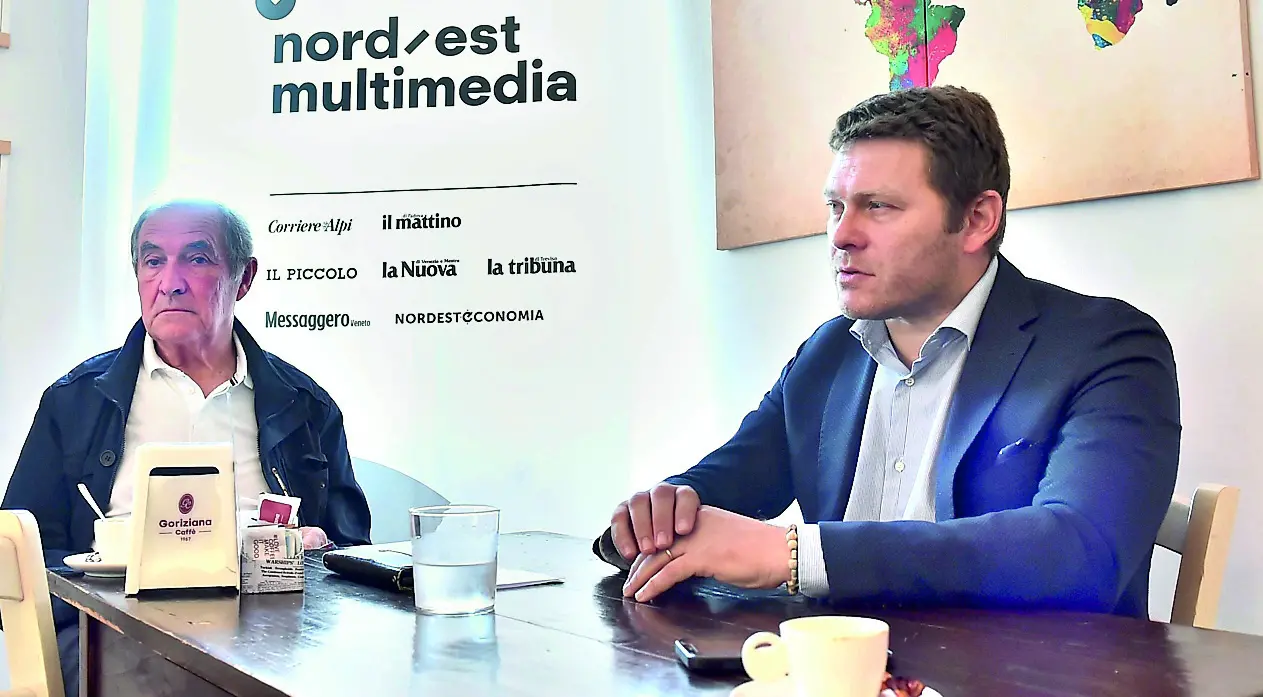 Il sindaco Carlo Pali (a destra) mentre risponde ai cittadini foto petrussi