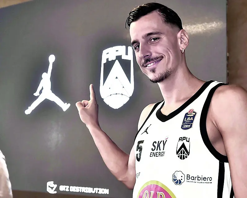 Capitan Mirza Alibegovic con il logo Air Jordan sponsor tecnico dell’Apu Old Wild West