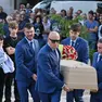 In tanti hanno voluto dare, mercoledì pomeriggio nella chiesa di San Bartolomeo Apostolo di Alesso, l’ultimo saluto a Stephanie Bellisario, la 48enne affetta da Sla. Della stessa malattia erano morti mamma, fratello e altri parenti