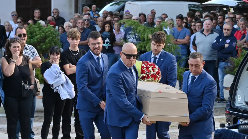 In tanti hanno voluto dare, mercoledì pomeriggio nella chiesa di San Bartolomeo Apostolo di Alesso, l’ultimo saluto a Stephanie Bellisario, la 48enne affetta da Sla. Della stessa malattia erano morti mamma, fratello e altri parenti