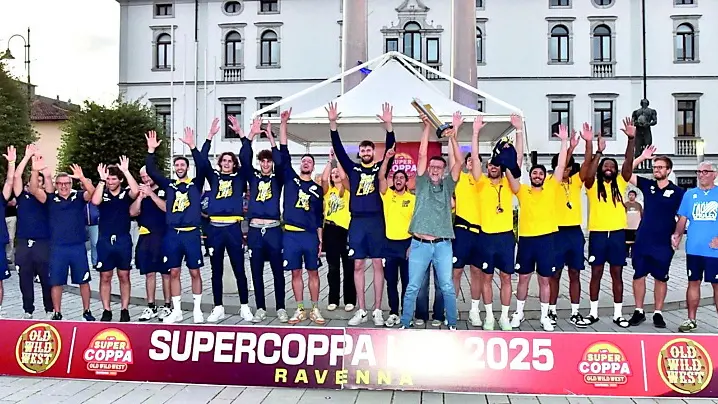 La gioia della Gesteco Cividale in Piazza Ristori con la Supercoppa vinta domenica a Ravenna foto petrussi