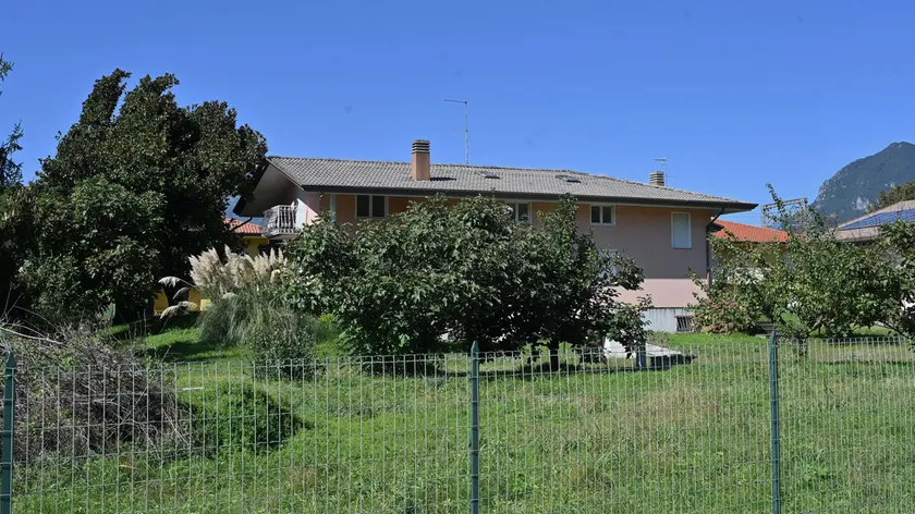 Le fiamme sono divampate nella cantina di una villetta in via San Biagio, a Gemona. Foto Petrussi