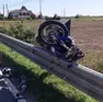 La moto è finita oltre il guardrail