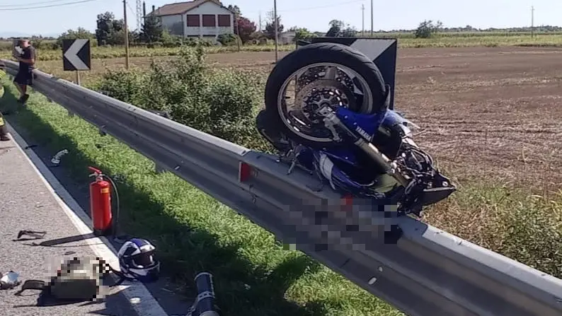 La moto è finita oltre il guardrail